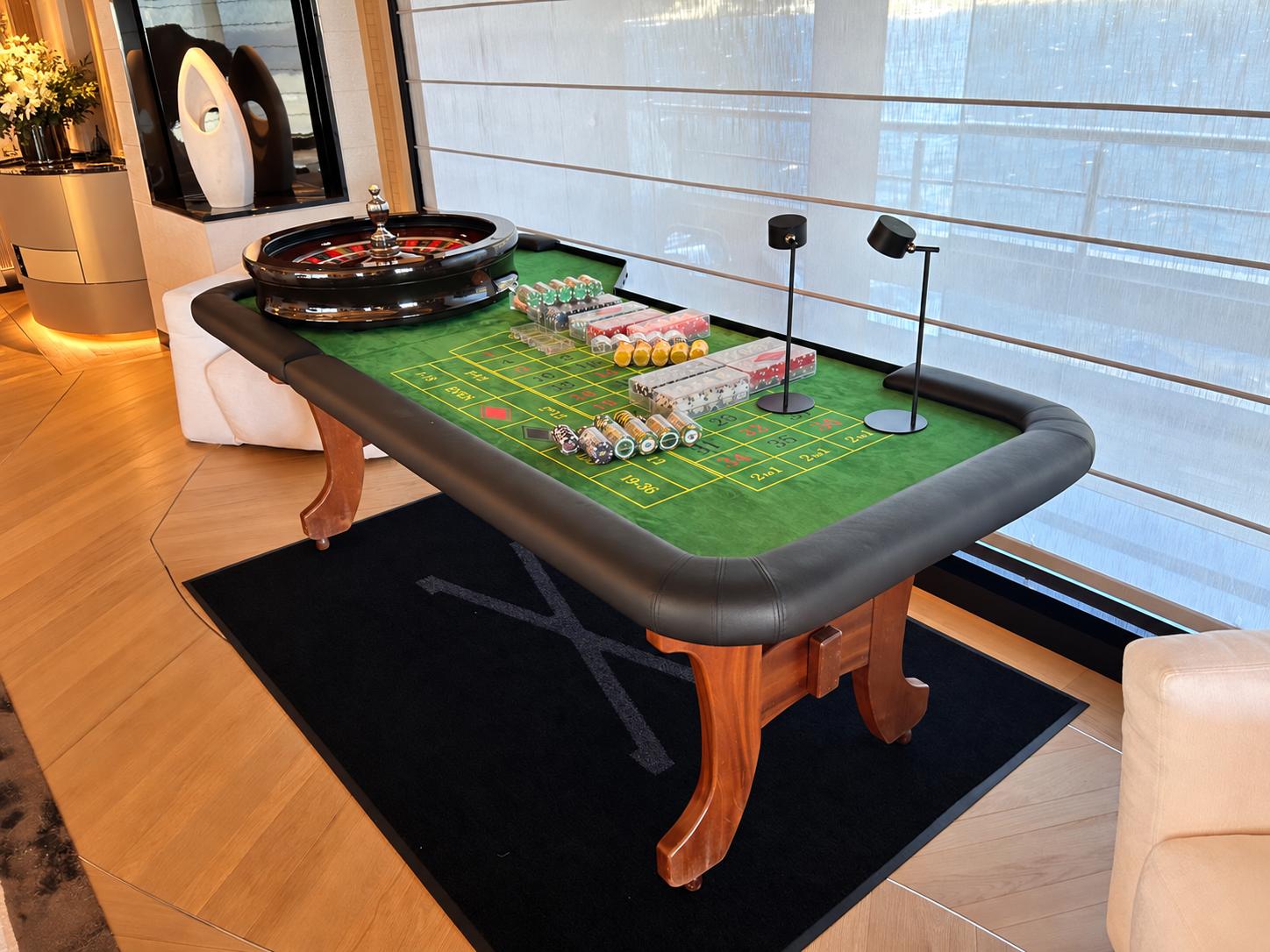 Tavolo roulette allestito in un salone con ampie vetrate
